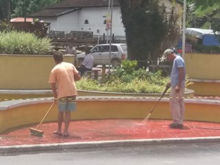 Morador de rua embriagado é retirado por colegas da pracinha em Marechal Floriano