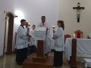 Multid&atilde;o cat&oacute;lica enche igreja de So&iacute;do de Baixo nos 15 anos de sacerd&oacute;cio do padre Marcos