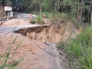 Sem previs&atilde;o de obras para cratera na rodovia ES 465 em Domingos Martins 2