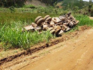Acidente destruiu parcialmente um caminhão na zona rural de Domingos Martins