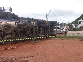 Acidente entre duas carretas e um carro de passeio complica o trânsito na BR 262