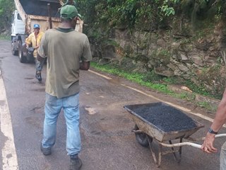 Buracos cobertos por massa asfáltica reaproveitada em Marechal Floriano 2