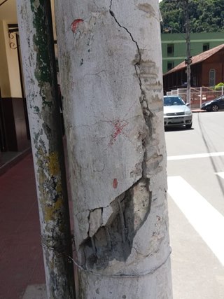 Caminhão baú carregado bate em poste e provoca danos em Marechal Floriano