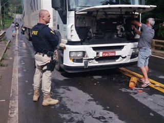 Carretas colidem e evitam atropelar de motociclista que sofre queda na BR 262 2