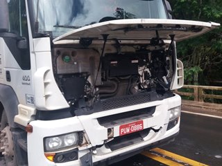 Carretas colidem e evitam atropelar de motociclista que sofre queda na BR 262 3