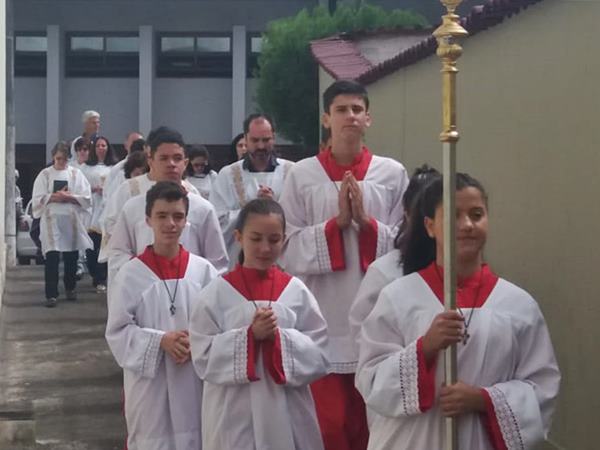Cemiterio florido recebe aspersao de agua benta em Marechal Floriano 4