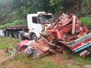Colisão entre caminhão e carreta com morte de motorista na BR 262 em Alto Santa Maria