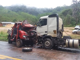 Colisão entre caminhão e carreta com morte de motorista na BR 262 em Alto Santa Maria 2