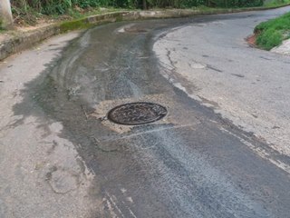 Entupimento de esgoto que provoca p&eacute;ssimo odor em bairro de Marechal Floriano 2