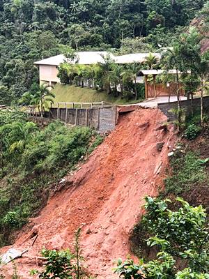 Moradores de Alto Marechal assustados com a queda de barranco 2