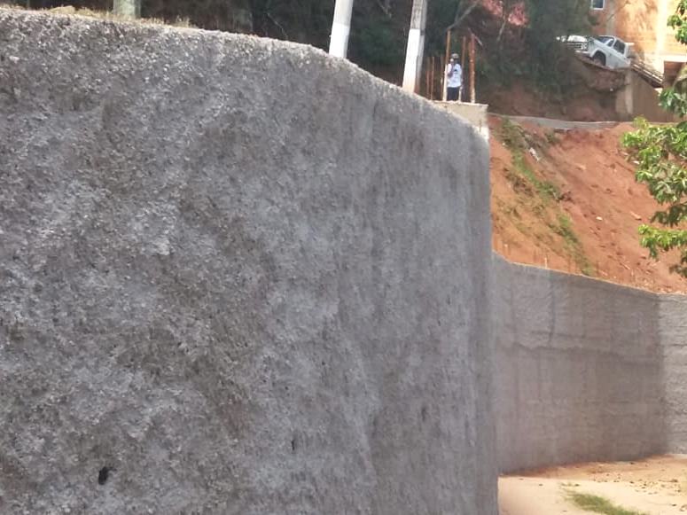 Muro de arrimo recem construído ganha protecao de grama em Marechal Floriano 2