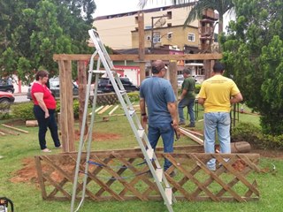 Servidores aceleram montagem de projeto natalino em Marechal Floriano