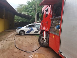 Bombeiros controlam incêndio em amontoado de restos em Marechal Floriano