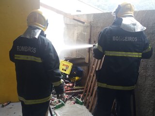 Bombeiros controlam incêndio em amontoado de restos em Marechal Floriano 3