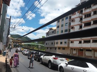 Cabos que ameaçam cair sobre uma rua em Marechal Floriano são de telefonia