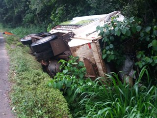 Caminhão que recolhe lixo tomba na BR 262 em Marechal Floriano