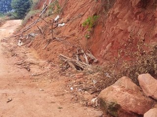 Capim invadindo e buracos na estrada em Marechal Floriano