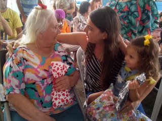 Cat&oacute;licos presenteiam idosos da Sou Feliz em Marechal Floriano