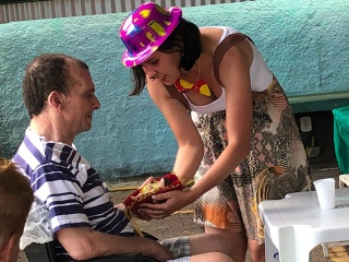 Cat&oacute;licos presenteiam idosos da Sou Feliz em Marechal Floriano 4