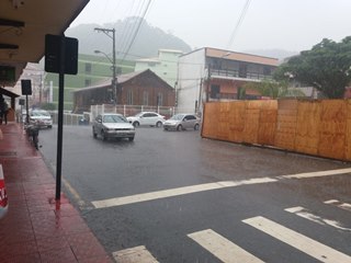 Chuva forte em Marechal Floriano assusta moradores e eleva mais o n&iacute;vel de rio 2