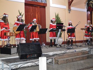 Dezenas de pessoas assistem à abertura do Natal Luz Cidade do Papai Noel 2