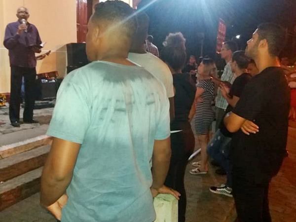 Evangelicos celebram Louvorzao na noite de sabado 01 2