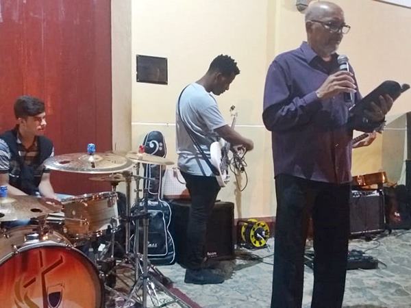 Evangelicos celebram Louvorzao na noite de sabado 01 3