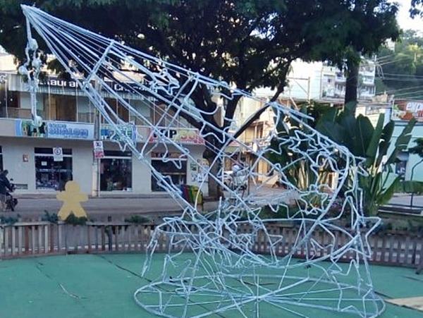 Familia pede desculpas a sociedade e reconstroi arvore de natal destruida em Afonso Claudio 2