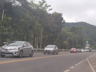 Filas quilométricas de veículos na BR 262 na retirada de caminhão de lixo em Marechal Floriano