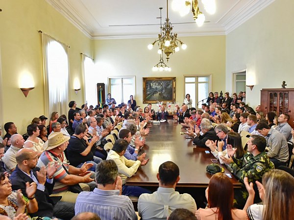 Governador sanciona Lei de Produção Agroecológica e Orgânica e entrega veículos para agricultura