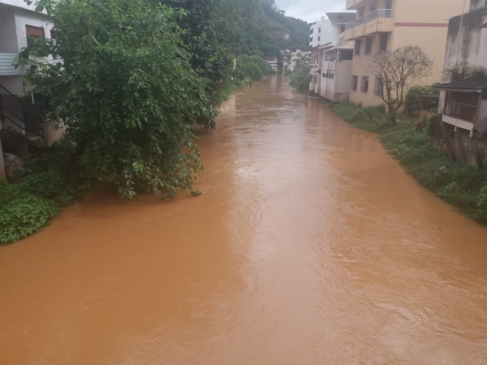 Menos de meio metro para &aacute;gua do rio invadir a rua em Marechal Floriano 2