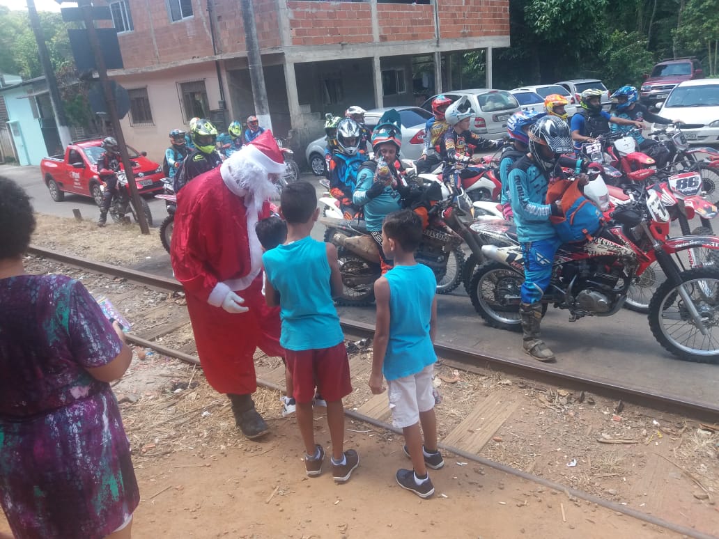 Motociclistas de Marechal Floriano presenteiam crianças ontem 22 e hoje 23