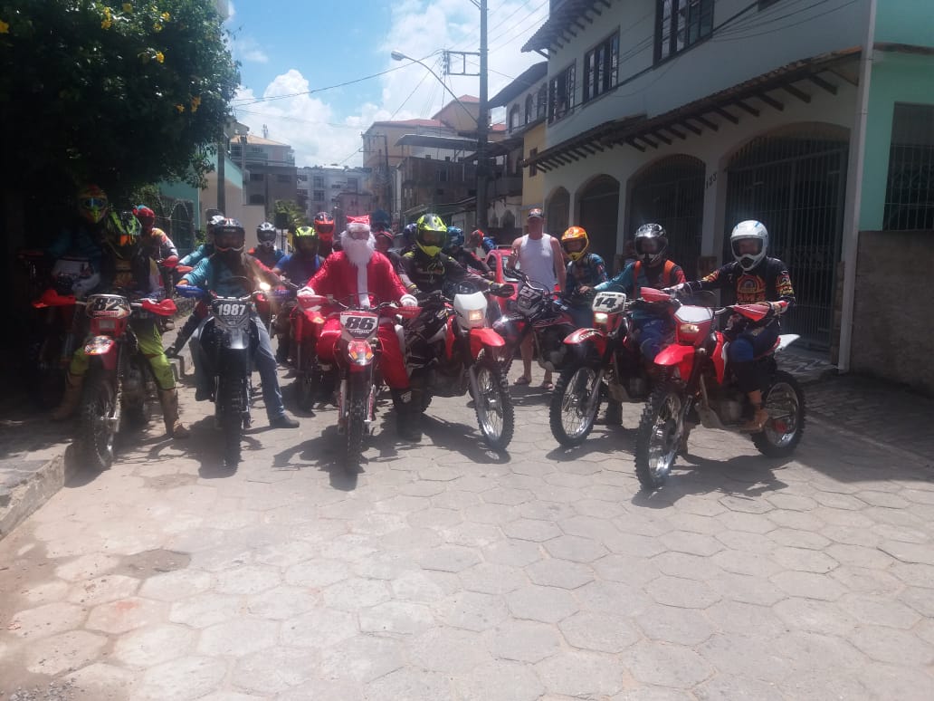 Motociclistas de Marechal Floriano presenteiam crianças ontem 24 e hoje 23