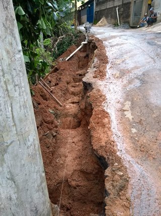 Muro para conten&ccedil;&atilde;o de estrada est&aacute; sendo reconstru&iacute;do em Marechal Floriano 2
