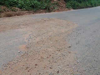 Prefeitura de Alfredo Chaves inicia operação tapa buracos no asfalto com terra e brita 2