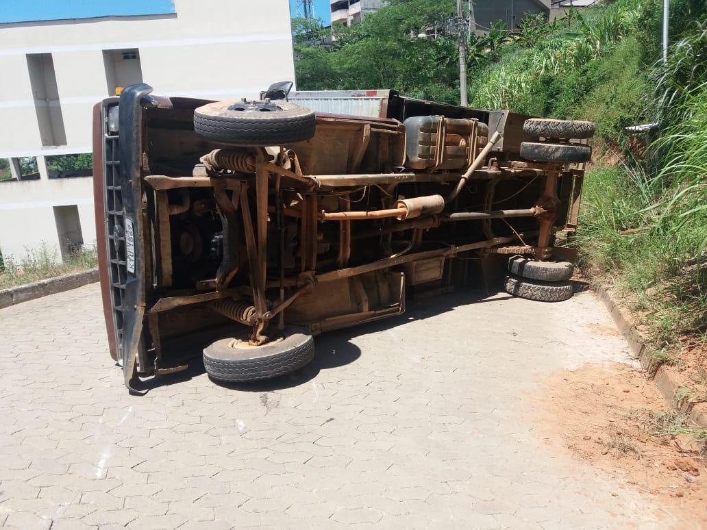 CAminhão tomba em MF 2