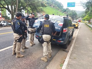 Carreta que transportava carga de cigarros clandestinamente apreendida pela PRF