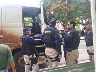 Carreta que transportava carga de cigarros clandestinamente apreendida pela PRF 2