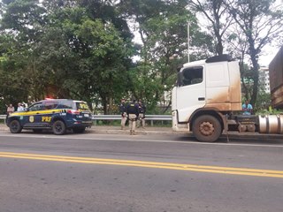 Carreta que transportava carga de cigarros clandestinamente apreendida pela PRF 3