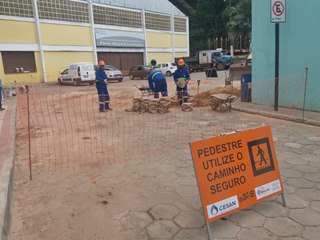 Empreiteira continua construindo rede de esgotos em Marechal Floriano