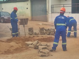 Empreiteira continua construindo rede de esgotos em Marechal Floriano 2