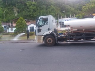 Equipe do carro pipa molha gramado no centro de Marechal Floriano