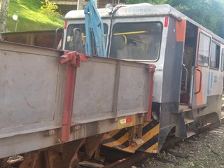 Equipe mantém a ferrovia em boas condições para receber trens na região das montanhas