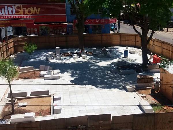 Instalacao do piso de granito concluida na pracinha em Marechal Floriano 02