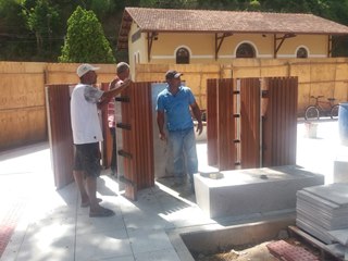Instalados os bancos da pracinha em Marechal Floriano
