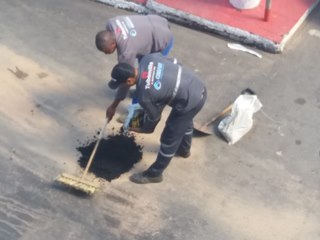 Massa asfáltica posta pela CESAN após reparar piso de rua em Marechal Floriano