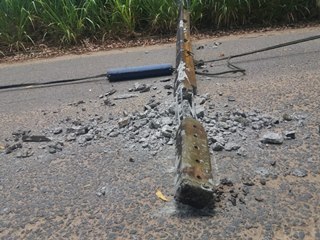 Poste cai e atravessa via de grande movimenta&ccedil;&atilde;o de carros em Marechal Floriano