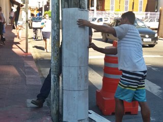 Poste de luz atingido por um veículo é reparado em Marechal Floriano