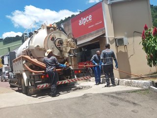 T&eacute;cnicos da CESAN desentopem esgotos no campo de futebol em Marechal Floriano