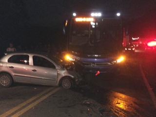 Acidente entre ônibus e carro na BR 262 deixa duas pessoas gravemente feridas